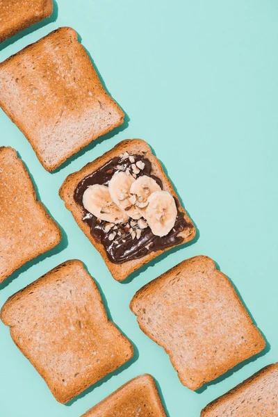 Toast Met Chocolade Pasta Banaan Blauwe Oppervlak Bovenaanzicht — Stockfoto