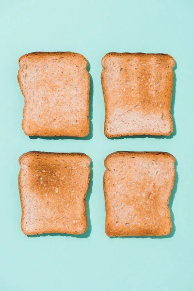 Vue Dessus Des Toasts Croquants Assemblés Sur Surface Bleue — Photo