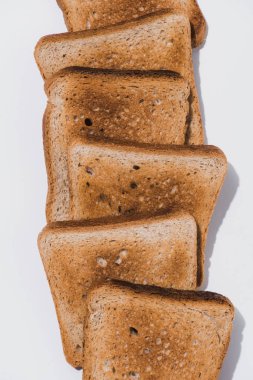 gevrek tost yığını üstten görünüm üzerinde beyaz masa üstü