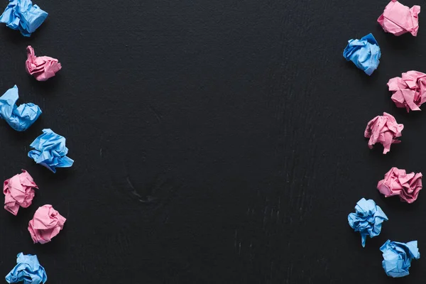 Siyah Arka Plan Kopya Alanı Pembe Mavi Buruşuk Kağıt Topları — Stok fotoğraf