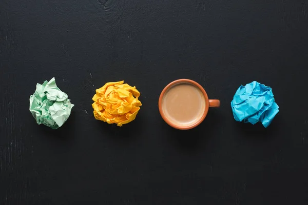 Siyah Arka Plan Üzerinde Renkli Buruşuk Kağıt Topları Kahve Fincanı — Stok fotoğraf