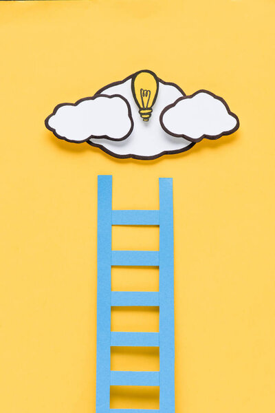 картонная лестница с лампочкой и облаками на желтом фоне, концепция идей
