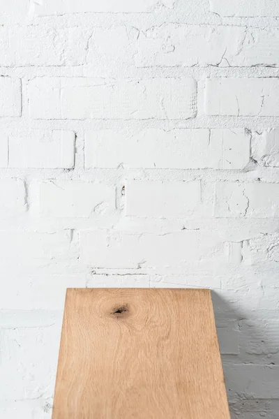 Getextureerde Houten Plank Witte Bakstenen Muur — Stockfoto