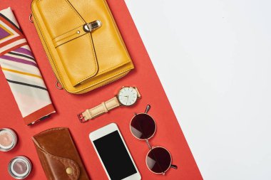 Sarı çanta, güneş gözlüğü, smartphone, izlemek, davayı, eşarp ve göz farı üstten görünüm