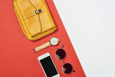 Sarı çanta, güneş gözlüğü, smartphone görünümünü ana sayfa, kopya alanı ile izle 