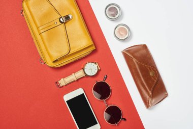 Çanta, güneş gözlüğü, göz farı, smartphone, izlemek ve dava üstten görünüm 