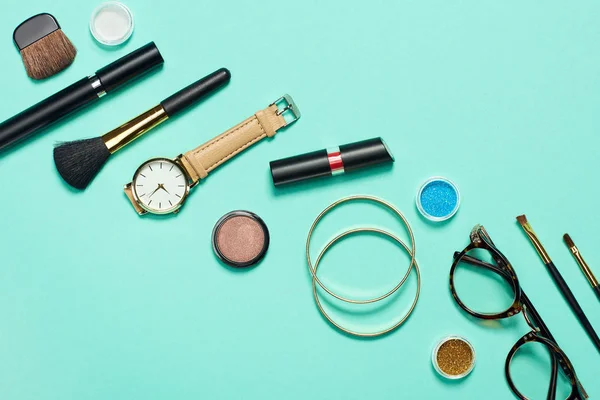 Bovenaanzicht Van Mascara Lippenstift Horloge Armbanden Oogschaduw Blozen Bril Cosmetische — Stockfoto