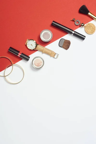 Flat lay with mascara, watch, lipstick, bracelets, eyeshadow, cosmetic brushes and earring — Stock Image Flat Lay Mascara Watch Lipstick Bracelets Eyeshadow Cosmetic Brushes Earring Stock Image