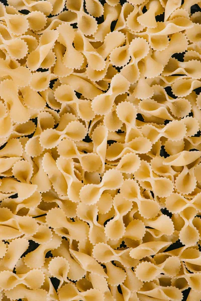 Cornice completa di mucchio di pasta cruda — Foto stock