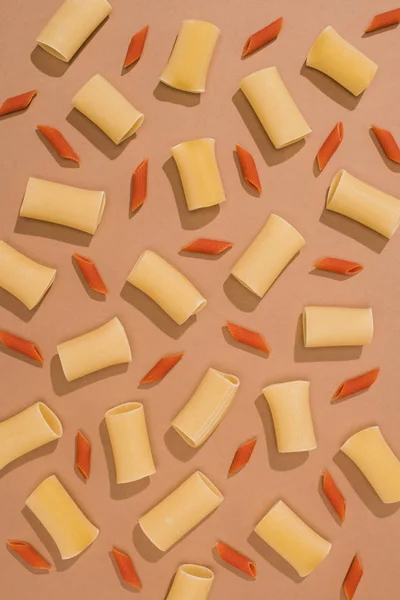 Vue du dessus du motif de pâtes sur la surface beige — Photo de stock
