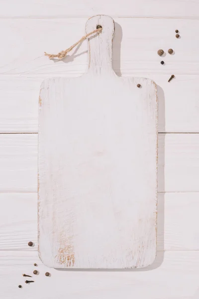 Vue du dessus de la planche à découper en bois blanc — Photo de stock