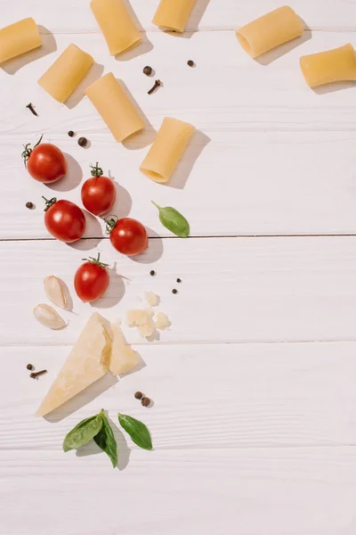 Vista superior de los diferentes alimentos italianos en la mesa de madera blanca - foto de stock