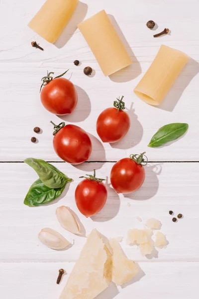 Vista superior de varios alimentos italianos en la mesa de madera blanca - foto de stock