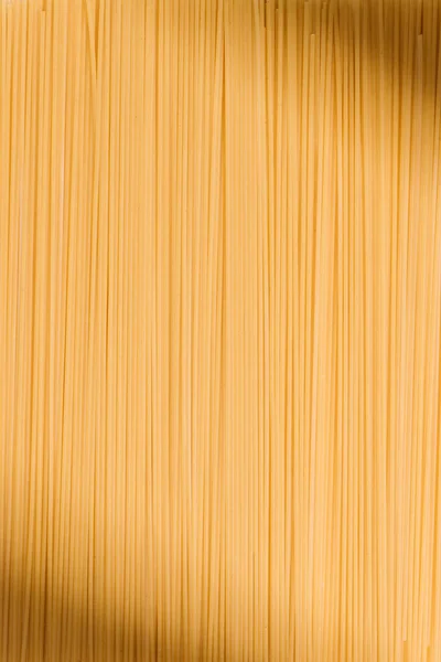 Полный кадр сырых традиционных спагетти — стоковое фото