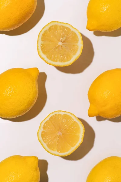 Vista dall'alto di mucchio di limoni su superficie bianca — Foto stock