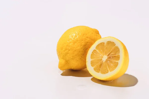 Primer plano vista de limón y la mitad en la mesa blanca - foto de stock