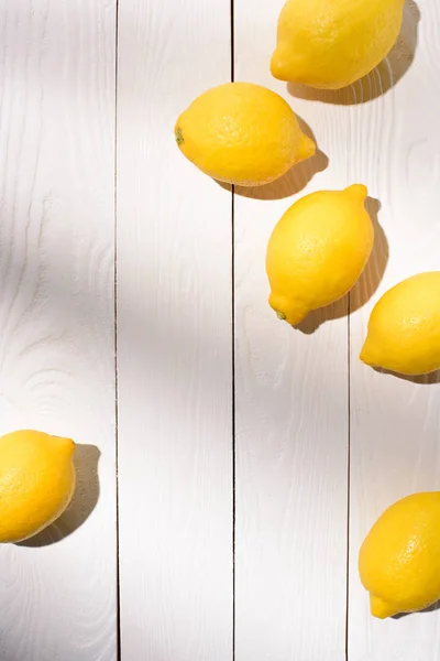 Vue d'en haut des citrons sur table en bois — Photo de stock