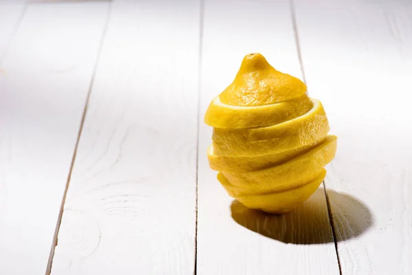 Vista de perto de limão fatiado na mesa de madeira — Fotografia de Stock