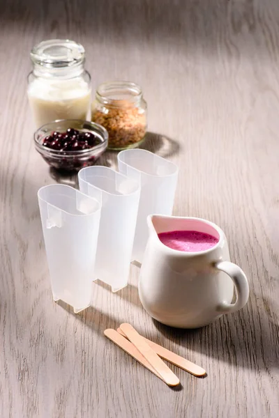 Ingredientes para cozinhar pops de gelo de baga em fundo de madeira — Fotografia de Stock
