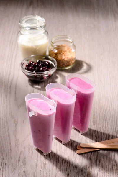 Mélange de baies sucrées dans des moules à crème glacée sur fond bois — Photo de stock