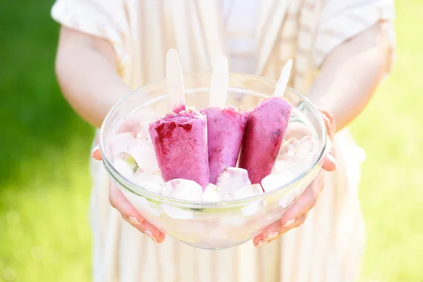 Femme tenant bol avec glace aux baies pops — Photo de stock