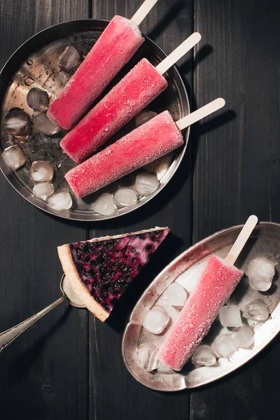 Sweet fruit Popsicles and berry pie on wooden background — Stock Photo