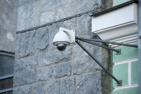 Vue rapprochée de la caméra de sécurité sur la façade du bâtiment gris — Photo de stock