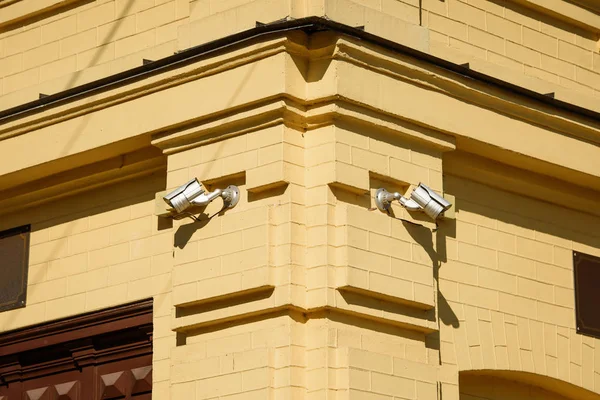 Nahaufnahme von Überwachungskameras an der gelben Hausfassade im Sonnenlicht — Stockfoto