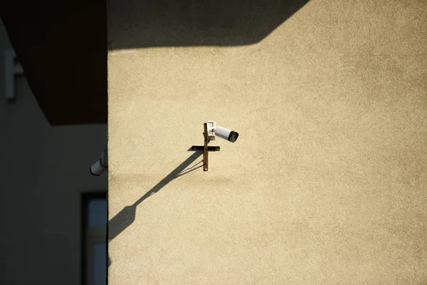 Vue rapprochée de la caméra de sécurité sur la façade du bâtiment en plein soleil — Photo de stock