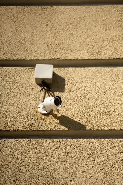 Nahaufnahme einer Überwachungskamera an Hausfassade im Sonnenlicht — Stockfoto