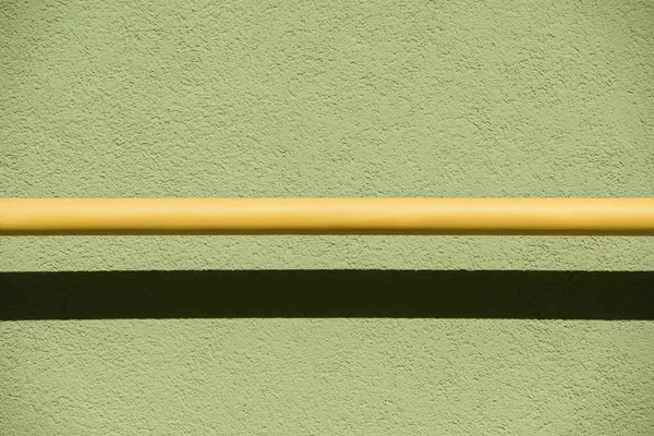 Imagen de marco completo de pared de piedra verde con fondo amarillo y sombra — Stock Photo