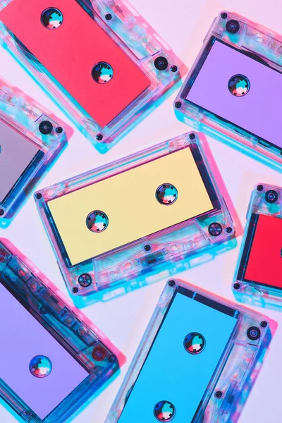 Vue de dessus des cassettes audio colorées disposées sur fond violet — Photo de stock