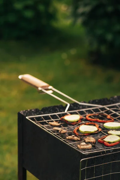 Préparation de différents légumes savoureux au barbecue — Photo de stock