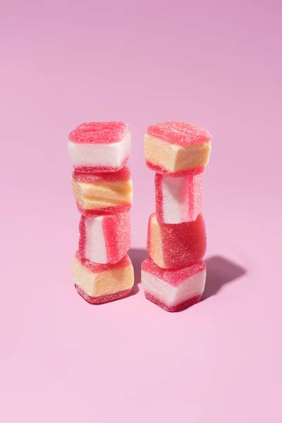 Bonbons gommeux empilés sur la surface rose — Photo de stock