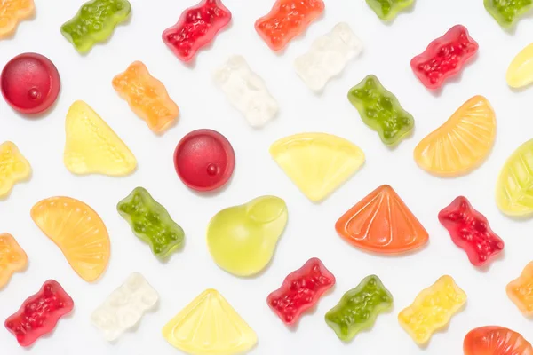 Vista dall'alto di varie caramelle gommose colorate isolate su bianco — Foto stock