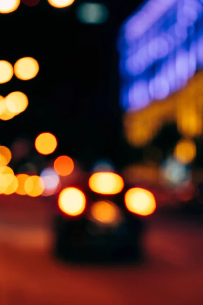 Vista da vicino di luci colorate bokeh notte città su sfondo scuro — Foto stock