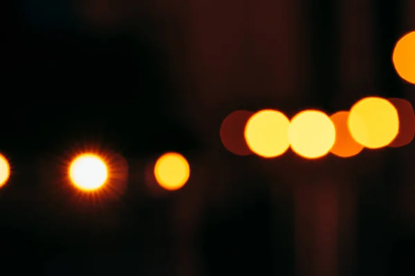 Nahaufnahme von bunten Bokeh-Lichtern auf dunklem Hintergrund — Stockfoto