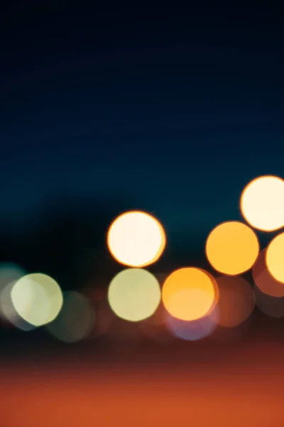 Vue rapprochée de lumières bokeh colorées sur fond sombre — Photo de stock