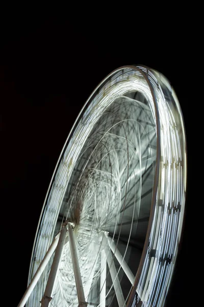 Foyer sélectif de la roue d'observation floue la nuit sur fond noir — Photo de stock