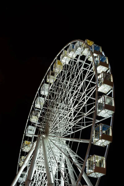 Foco seletivo da roda de observação iluminada à noite sobre fundo preto — Fotografia de Stock