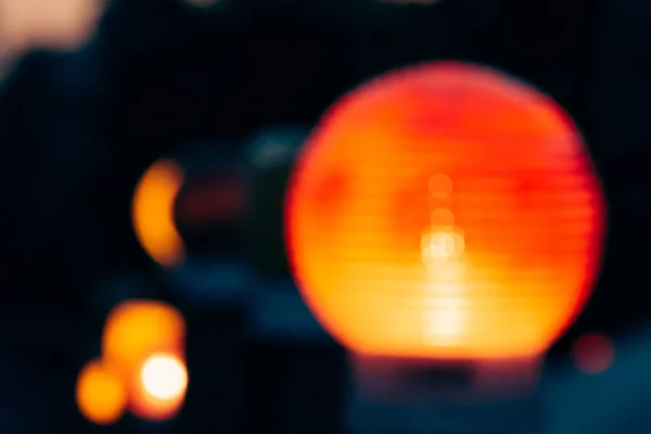 Vista de cerca de coloridas luces bokeh y linterna borrosa de la ciudad sobre fondo oscuro — Stock Photo