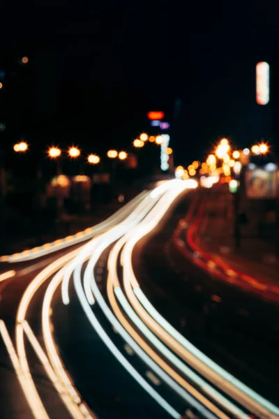 Verschwommene Sicht auf die nächtliche Stadtstraße und die Lichter der Stadt — Stockfoto