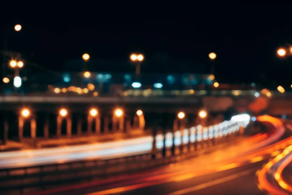 Verschwommene Sicht auf die nächtliche Stadtstraße und die Lichter der Stadt — Stockfoto