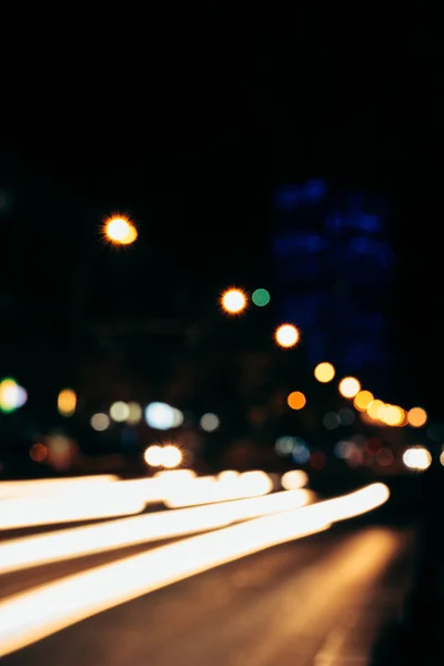 Luzes bokeh coloridas da cidade noturna como fundo — Fotografia de Stock