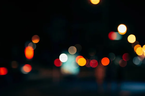 Lumières de la ville de nuit en arrière-plan de style bokeh — Photo de stock