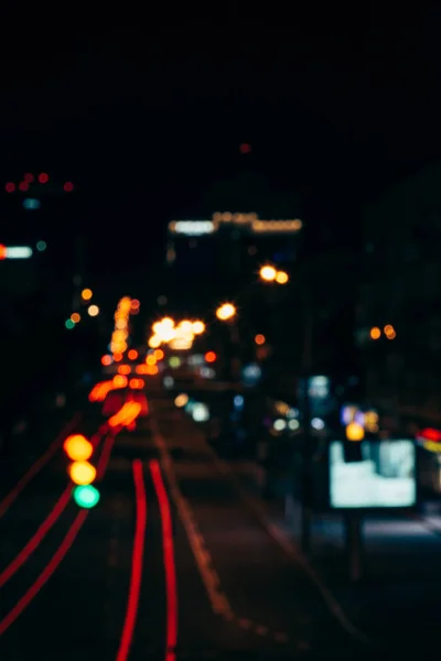 Lumières de la ville de nuit en arrière-plan de style bokeh — Photo de stock