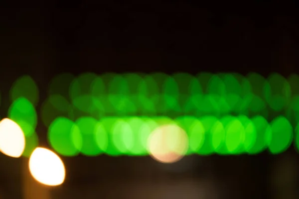 Bokeh vert lumières de la ville sur fond noir — Photo de stock