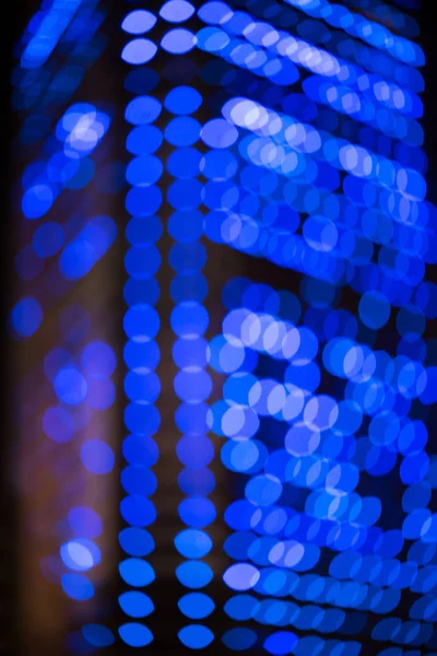 Edificio de la ciudad desenfocado con luces bokeh como fondo - foto de stock