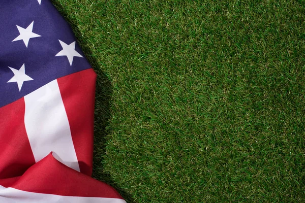 Vue du haut du drapeau américain et du calendrier en bois avec la date du 4 juillet sur la pelouse verte, concept de fête de l'indépendance américaine — Photo de stock