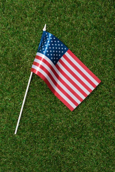 Vista superior do mastro da bandeira americana na grama verde, conceito do dia da independência das américas — Fotografia de Stock